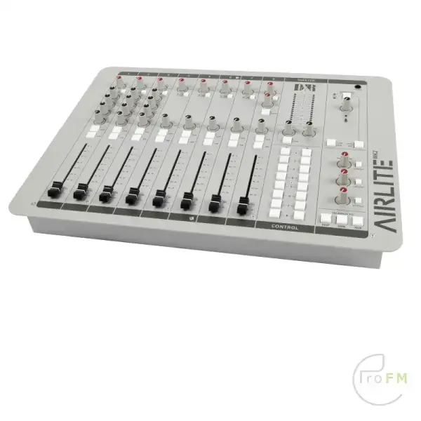 Pro FM-uitzending - D&R Airlite 8-kanaals omroepmixer 01